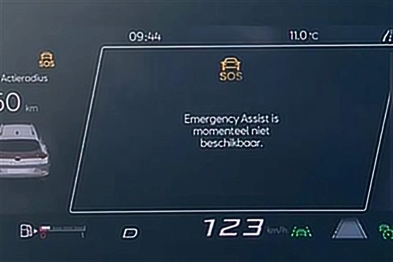 Digitaal instrumentenpaneel met de melding: Emergency Assist is momenteel niet beschikbaar