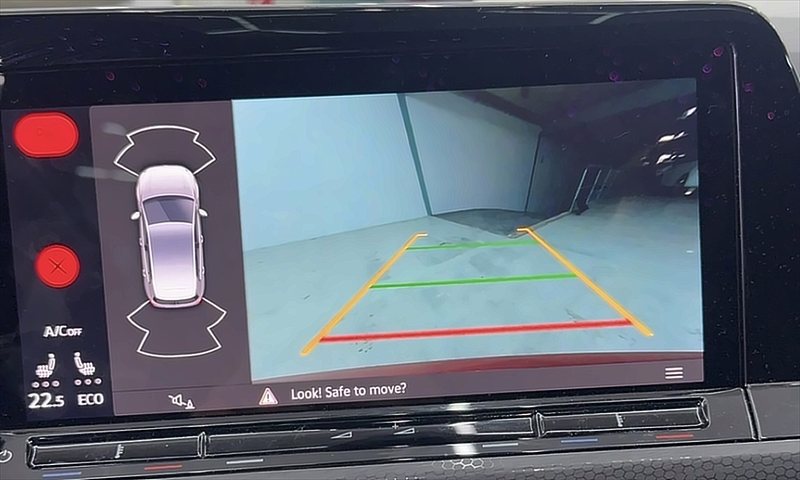 Camerabeeld met gekleurde hulplijnen op het infotainmentscherm van een Volkswagen Golf