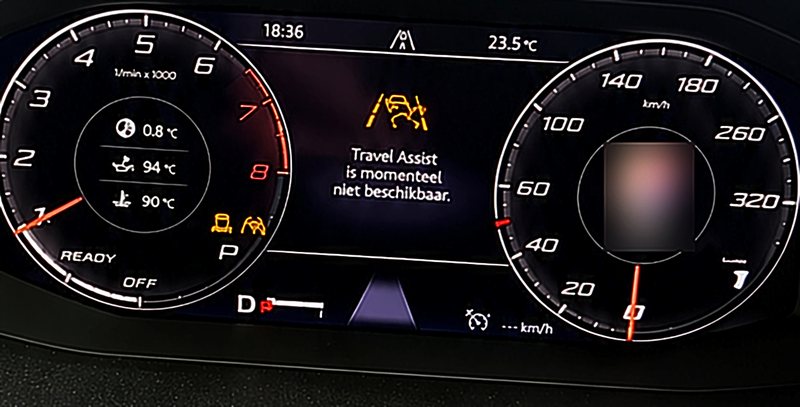 Digitaal instrumentenpaneel met de melding: Travel Assist is momenteel niet beschikbaar