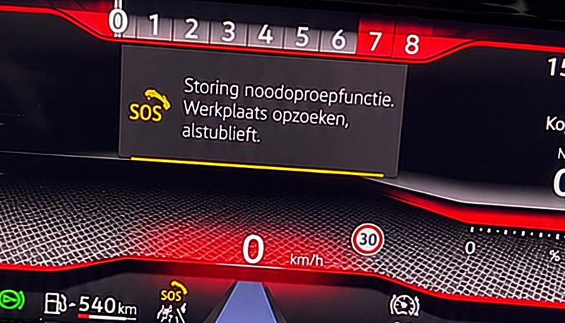 Instrumentenpaneel van een Volkswagen met de melding: Storing: noodoproepfunctie. Werkplaats opzoeken, alstublieft.