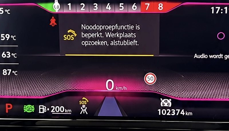 Instrumentenpaneel van een Volkswagen met de melding: Noodoproepfunctie is beperkt. Werkplaats opzoeken, alstublieft.