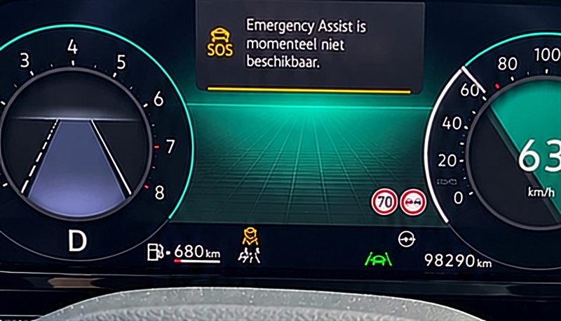 Instrumentenpaneel van een Volkswagen met de melding: Emergency Assist is momenteel niet beschikbaar