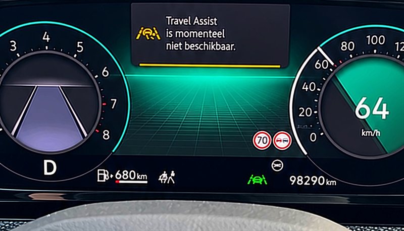 Instrumentenpaneel van een Volkswagen met de melding: Travel Assist is momenteel niet beschikbaar